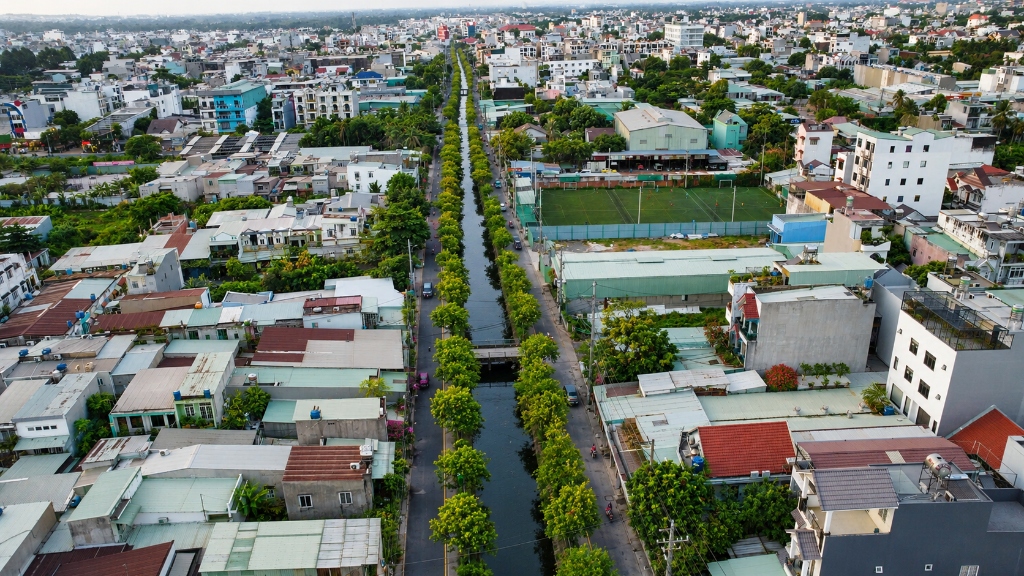 Flycam cảnh quan rạch và cây xanh